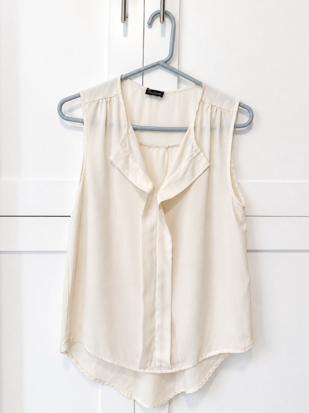 Love Culture Ivory Sleeveless Ruffle V-Neck Blouse Top Size Small